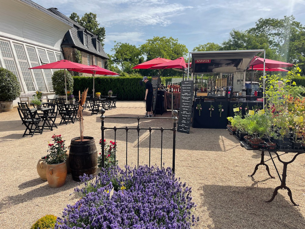 Der Stand von Barista Mobile bei einem Sommerfest der Stiftung Schloss Dyck in Jüchen. 