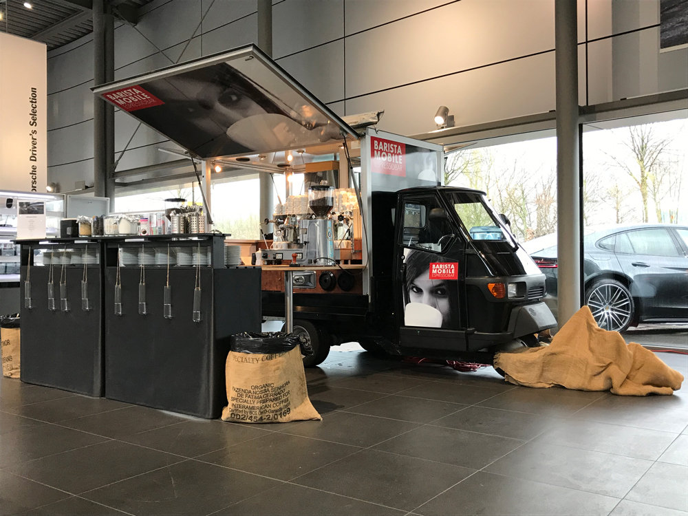 Eine Ape von Barista Mobile bei einem Event im Porschezentrum Recklinghausen.