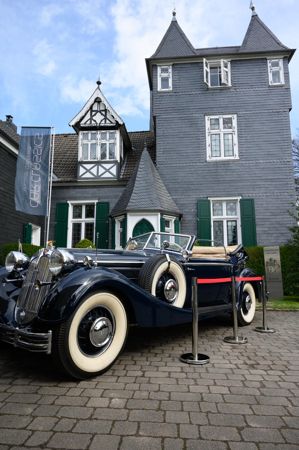 Ein Rolls Royce parkt vor dem Schloss Grünewald in Solingen während der Oldtimer Veranstaltung "Grünewald Classics".