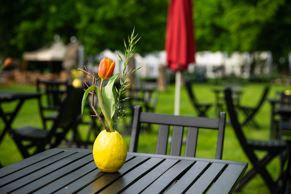 Blumendekoration auf einem Tisch. 